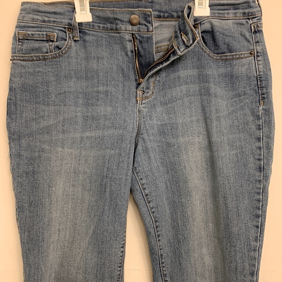 Old Navy Curvy Straight Jeans Medium wash - Picture 13 of 13